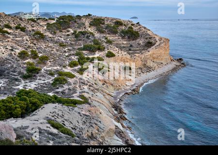 Falaise sur la côte blanche de la mer méditerranée depuis le désert Mirador la Frontera, Villajoyosa, Alicante, Espagne, Europe Banque D'Images