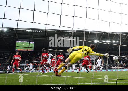 Michael Obafemi, de Swansea City (c no9), tire au-delà de Luke Daniels, le gardien de but de Middlesbrough et marque ses équipes 1st but à égaliser à 1-1. EFL Skybet Championship Match, Swansea City v Middlesbrough au stade Swansea.com de Swansea le samedi 23rd avril 2022. Cette image ne peut être utilisée qu'à des fins éditoriales. Utilisation éditoriale uniquement, licence requise pour une utilisation commerciale. Aucune utilisation dans les Paris, les jeux ou les publications d'un seul club/ligue/joueur. photo par Andrew Orchard/Andrew Orchard sports photographie/Alamy Live news Banque D'Images