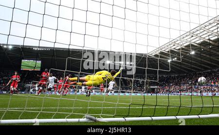 Michael Obafemi, de Swansea City (c no9), tire au-delà de Luke Daniels, le gardien de but de Middlesbrough et marque ses équipes 1st but à égaliser à 1-1. EFL Skybet Championship Match, Swansea City v Middlesbrough au stade Swansea.com de Swansea le samedi 23rd avril 2022. Cette image ne peut être utilisée qu'à des fins éditoriales. Utilisation éditoriale uniquement, licence requise pour une utilisation commerciale. Aucune utilisation dans les Paris, les jeux ou les publications d'un seul club/ligue/joueur. photo par Andrew Orchard/Andrew Orchard sports photographie/Alamy Live news Banque D'Images