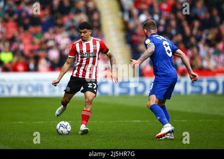 Bramall Lane, Sheffield, Angleterre - 23 avril 2022 Morgan Gibbs-White (27) de Sheffield United passe le ballon devant Joe Ralls (8) de Cardiff City - pendant le match Sheffield United contre Cardiff City, Sky Bet Championship 2021/22, Bramall Lane, Sheffield, Angleterre - 23 avril 2022 Credit: Arthur Haigh/WhiteRosePhotos/Alay Live News Banque D'Images