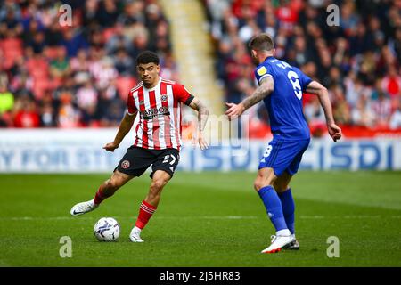 Bramall Lane, Sheffield, Angleterre - 23 avril 2022 Morgan Gibbs-White (27) de Sheffield United passe le ballon devant Joe Ralls (8) de Cardiff City - pendant le match Sheffield United contre Cardiff City, Sky Bet Championship 2021/22, Bramall Lane, Sheffield, Angleterre - 23 avril 2022 Credit: Arthur Haigh/WhiteRosePhotos/Alay Live News Banque D'Images