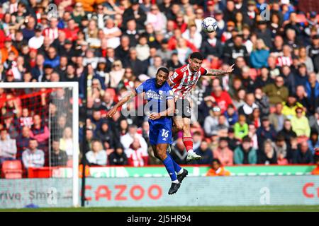 Bramall Lane, Sheffield, Angleterre - 23 avril 2022 Morgan Gibbs-White (27) de Sheffield United dépasse Curtis Nelson (16) de Cardiff City pour gagner la barre de coupe - pendant le match Sheffield United contre Cardiff City, Sky Bet Championship 2021/22, Bramall Lane, Sheffield, Angleterre - 23 avril 2022 crédit : Arthur Haigh/WhiteRosephotos/Alamy Live News Banque D'Images