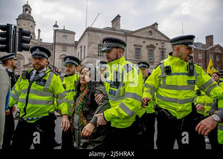 Londres, Royaume-Uni. 23rd avril 2022. Met police a arrêté une manifestante féminine pendant la manifestation. Un groupe de marche kurde et de protestation dans le centre de Londres. Ils ont affirmé que les militants du Parti des travailleurs du Kurdistan (PKK) ne sont pas des terroristes et exigent du gouvernement britannique qu'il fasse davantage pour mettre fin à l'invasion de la Turquie. Crédit : SOPA Images Limited/Alamy Live News Banque D'Images