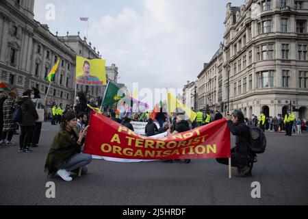 Londres, Royaume-Uni. 23rd avril 2022. Les manifestants tiennent une bannière exprimant leur opinion pendant la manifestation. Un groupe de marche kurde et de protestation dans le centre de Londres. Ils ont affirmé que les militants du Parti des travailleurs du Kurdistan (PKK) ne sont pas des terroristes et exigent du gouvernement britannique qu'il fasse davantage pour mettre fin à l'invasion de la Turquie. (Photo de Hesther ng/SOPA Images/Sipa USA) crédit: SIPA USA/Alay Live News Banque D'Images