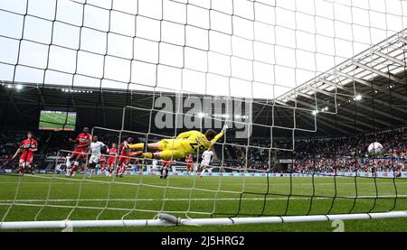 Michael Obafemi, de Swansea City (c no9), tire au-delà de Luke Daniels, le gardien de but de Middlesbrough et marque ses équipes 1st but à égaliser à 1-1. EFL Skybet Championship Match, Swansea City v Middlesbrough au stade Swansea.com de Swansea le samedi 23rd avril 2022. Cette image ne peut être utilisée qu'à des fins éditoriales. Utilisation éditoriale uniquement, licence requise pour une utilisation commerciale. Aucune utilisation dans les Paris, les jeux ou les publications d'un seul club/ligue/joueur. photo par Andrew Orchard/Andrew Orchard sports photographie/Alamy Live news Banque D'Images