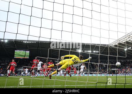 Michael Obafemi, de Swansea City (c no9), tire et bat Luke Daniels, gardien de but de Middlesbrough et marque ses équipes 1st but à égaliser à 1-1. EFL Skybet Championship Match, Swansea City v Middlesbrough au stade Swansea.com de Swansea le samedi 23rd avril 2022. Cette image ne peut être utilisée qu'à des fins éditoriales. Utilisation éditoriale uniquement, licence requise pour une utilisation commerciale. Aucune utilisation dans les Paris, les jeux ou les publications d'un seul club/ligue/joueur. photo par Andrew Orchard/Andrew Orchard sports photographie/Alamy Live news Banque D'Images