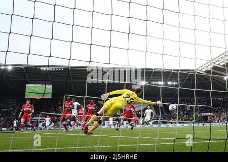 Michael Obafemi, de Swansea City (c no9), tire et bat Luke Daniels, gardien de but de Middlesbrough et marque ses équipes 1st but à égaliser à 1-1. EFL Skybet Championship Match, Swansea City v Middlesbrough au stade Swansea.com de Swansea le samedi 23rd avril 2022. Cette image ne peut être utilisée qu'à des fins éditoriales. Utilisation éditoriale uniquement, licence requise pour une utilisation commerciale. Aucune utilisation dans les Paris, les jeux ou les publications d'un seul club/ligue/joueur. photo par Andrew Orchard/Andrew Orchard sports photographie/Alamy Live news Banque D'Images