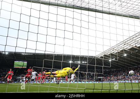 Michael Obafemi, de Swansea City (c no9), tire et bat Luke Daniels, gardien de but de Middlesbrough et marque ses équipes 1st but à égaliser à 1-1. EFL Skybet Championship Match, Swansea City v Middlesbrough au stade Swansea.com de Swansea le samedi 23rd avril 2022. Cette image ne peut être utilisée qu'à des fins éditoriales. Utilisation éditoriale uniquement, licence requise pour une utilisation commerciale. Aucune utilisation dans les Paris, les jeux ou les publications d'un seul club/ligue/joueur. photo par Andrew Orchard/Andrew Orchard sports photographie/Alamy Live news Banque D'Images