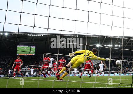 Michael Obafemi, de Swansea City (c no9), tire au-delà de Luke Daniels, gardien de but de Middlesbrough et marque ses équipes 1st but à égaliser à 1-1. EFL Skybet Championship Match, Swansea City v Middlesbrough au stade Swansea.com de Swansea le samedi 23rd avril 2022. Cette image ne peut être utilisée qu'à des fins éditoriales. Utilisation éditoriale uniquement, licence requise pour une utilisation commerciale. Aucune utilisation dans les Paris, les jeux ou les publications d'un seul club/ligue/joueur. photo par Andrew Orchard/Andrew Orchard sports photographie/Alamy Live news Banque D'Images