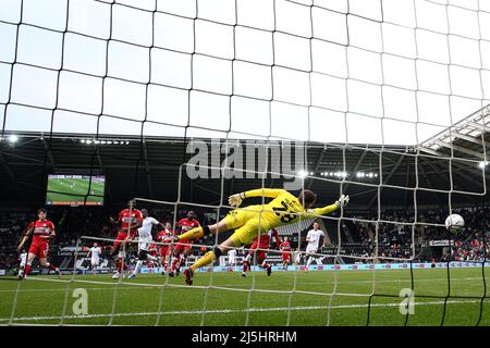 Michael Obafemi, de Swansea City (c no9), tire au-delà de Luke Daniels, gardien de but de Middlesbrough et marque ses équipes 1st but à égaliser à 1-1. EFL Skybet Championship Match, Swansea City v Middlesbrough au stade Swansea.com de Swansea le samedi 23rd avril 2022. Cette image ne peut être utilisée qu'à des fins éditoriales. Utilisation éditoriale uniquement, licence requise pour une utilisation commerciale. Aucune utilisation dans les Paris, les jeux ou les publications d'un seul club/ligue/joueur. photo par Andrew Orchard/Andrew Orchard sports photographie/Alamy Live news Banque D'Images