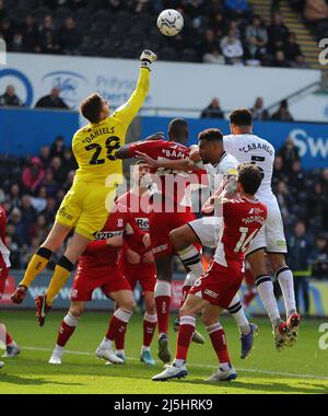 Swansea, Royaume-Uni. 23rd avril 2022. Luke Daniels, le gardien de but de Middlesbrough frappe la balle. EFL Skybet Championship Match, Swansea City v Middlesbrough au stade Swansea.com de Swansea le samedi 23rd avril 2022. Cette image ne peut être utilisée qu'à des fins éditoriales. Utilisation éditoriale uniquement, licence requise pour une utilisation commerciale. Aucune utilisation dans les Paris, les jeux ou les publications d'un seul club/ligue/joueur. photo par Andrew Orchard/Andrew Orchard sports Photography/Alamy Live News crédit: Andrew Orchard sports Photography/Alamy Live News Banque D'Images