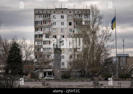 Borodyanka, Ukraine. 23rd avril 2022. Un monument au poète ukrainien Taras Shevchenko endommagé par les frappes aériennes russes à Borodyanka, Ukriane, le samedi 23 avril 2022. Selon les dirigeants ukrainiens, une évacuation de civils prévue samedi dans la ville assiégée de Marioupol, dans le sud du pays, a été à nouveau contrecarrée par l'armée russe. Photo de Ken Cedeno/UPI crédit: UPI/Alay Live News Banque D'Images