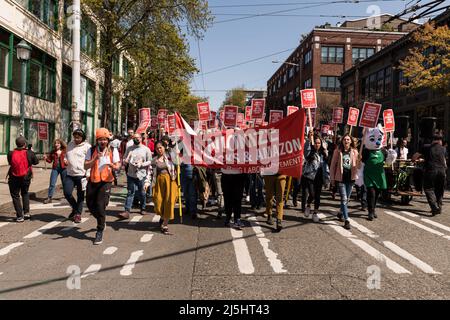 Seattle, États-Unis. 23rd avril 2022. Les manifestants de mi-journée descendent dans Pine Street pour soutenir la circulation des travailleurs de Starbucks dans l'ensemble du pays. Les employés de Starbucks ne sont que l'un des derniers groupes à mobiliser les syndicats au fur et à mesure que les bénéfices des entreprises augmentent et que l'inflation frappe les travailleurs, ce qui les éloigne de leurs salaires. James Anderson/Alay Live News Banque D'Images