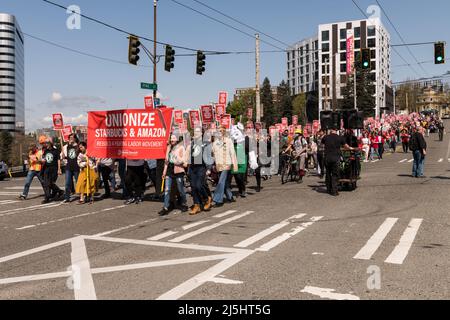 Seattle, États-Unis. 23rd avril 2022. Les manifestants de mi-journée descendent dans Pine Street pour soutenir la circulation des travailleurs de Starbucks dans l'ensemble du pays. Les employés de Starbucks ne sont que l'un des derniers groupes à mobiliser les syndicats au fur et à mesure que les bénéfices des entreprises augmentent et que l'inflation frappe les travailleurs, ce qui les éloigne de leurs salaires. James Anderson/Alay Live News Banque D'Images