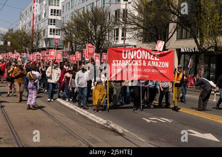 Seattle, États-Unis. 23rd avril 2022. Les manifestants de mi-journée descendent de Broadway pour soutenir le mouvement de main-d'œuvre continu des employés de Starbucks dans tout le pays. Les employés de Starbucks ne sont que l'un des derniers groupes à mobiliser les syndicats au fur et à mesure que les bénéfices des entreprises augmentent et que l'inflation frappe les travailleurs, ce qui les éloigne de leurs salaires. James Anderson/Alay Live News Banque D'Images