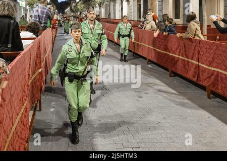Huelva, Espagne - 9 avril 2022 : la femme Soldat en parade pendant la semaine sainte espagnole la nuit. Legionarios de la Légion Tercio pendant le défilé Banque D'Images