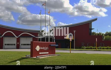 Lake Buena Vista, États-Unis. 23rd avril 2022. Le bâtiment du service des incendies du district d'amélioration de Reedy Creek est vu à Walt Disney World à Lake Buena Vista, le lendemain de Florida Gov. Ron DeSantis a signé un projet de loi qui dissolvait le quartier à but spécial du parc à thème. Le Reedy Creek Improvement District a été créé par la loi de l'État en mai 1967 pour donner à la Walt Disney Company le contrôle gouvernemental sur la terre dans et autour de ses parcs thématiques du centre de la Floride. (Photo de Paul Hennessy/SOPA Images/Sipa USA) crédit: SIPA USA/Alay Live News Banque D'Images