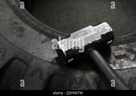 Black tire crossfit roue sledgehammer entraînement athlète musculation exercice, pour l'effort de poids pour la tenue pour le sport physique, vêtements de sport flipping Banque D'Images