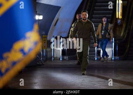 Kiev, Ukraine. 23rd avril 2022. Le président ukrainien Volodymyr Zelenskyy arrive pour une conférence de presse dans une station de métro fortifiée sous la station de métro de la place de l'indépendance, le 23 avril 2022 à Kiev, Ukraine. Zelenskyy a déclaré qu'il avait l'intention de rencontrer dimanche les secrétaires d'État et de défense des États-Unis à Kiev. Credit: Présidence de l'Ukraine/Présidence de l'Ukraine/Alamy Live News Banque D'Images