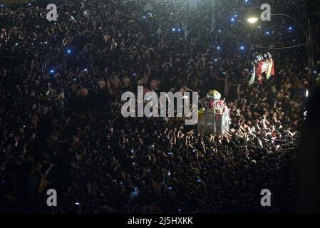 Lahore, Pakistan. 23rd avril 2022. Les musulmans chiites pakistanais participent à la procession de deuil pendant le jour du martyre de Hazrat Ali Al-Murtaza (A.S) de la porte de Bhati à Imambargah Karbala Gamay Shah à Lahore. Les musulmans chiites du monde entier sont en deuil à l'occasion de Youm-e-Ali (A.S), le jour du martyre 21st Ramadan. Une procession pour commémorer le meurtre de 7th ans de l'Imam Ali pendant le Saint mois de jeûne du Ramadan al Moubarak. (Photo de Rana Sajid Hussain/Pacific Press) Credit: Pacific Press Media production Corp./Alay Live News Banque D'Images