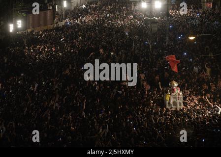 Lahore, Pakistan. 23rd avril 2022. Les musulmans chiites pakistanais participent à la procession de deuil pendant le jour du martyre de Hazrat Ali Al-Murtaza (A.S) de la porte de Bhati à Imambargah Karbala Gamay Shah à Lahore. Les musulmans chiites du monde entier sont en deuil à l'occasion de Youm-e-Ali (A.S), le jour du martyre 21st Ramadan. Une procession pour commémorer le meurtre de 7th ans de l'Imam Ali pendant le Saint mois de jeûne du Ramadan al Moubarak. (Photo de Rana Sajid Hussain/Pacific Press) Credit: Pacific Press Media production Corp./Alay Live News Banque D'Images