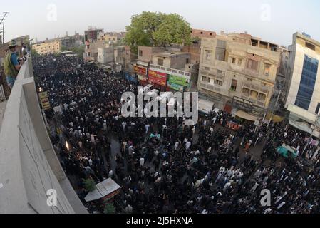 Lahore, Pakistan. 23rd avril 2022. Les musulmans chiites pakistanais participent à la procession de deuil pendant le jour du martyre de Hazrat Ali Al-Murtaza (A.S) de la porte de Bhati à Imambargah Karbala Gamay Shah à Lahore. Les musulmans chiites du monde entier sont en deuil à l'occasion de Youm-e-Ali (A.S), le jour du martyre 21st Ramadan. Une procession pour commémorer le meurtre de 7th ans de l'Imam Ali pendant le Saint mois de jeûne du Ramadan al Moubarak. (Photo de Rana Sajid Hussain/Pacific Press) Credit: Pacific Press Media production Corp./Alay Live News Banque D'Images