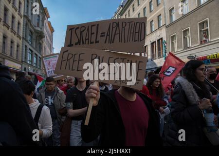 Berlin, Allemagne. 23rd avril 2022. Des manifestations en faveur des Palestiniens dans le conflit israélo-palestinien en cours ont eu lieu dans le monde entier ces derniers jours. Toujours à Berlin, une importante manifestation a été organisée le 23 avril 2022. Beaucoup de participants sont venus avec des drapeaux palestiniens portant des foulards traditionnels kaffiyeh. Plusieurs manifestants crièrent de la rivière à la mer, la Palestine sera libre. (Credit image: © Michael Kuenne/PRESSCOV via ZUMA Press Wire) Banque D'Images