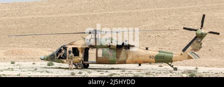 ZARQA, Jordanie – Un Royal Jordanian Armed Forces UH-60 Black Hawk attend qu'une équipe de saut à bord s'embarque lors d'un exercice de saut combiné avec les forces spéciales américaines dans le Royaume hachémite de Jordanie. Banque D'Images