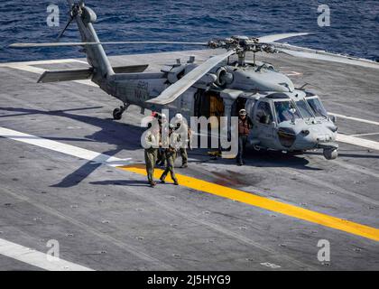 220419-N-UD000-1371 OCÉAN ATLANTIQUE (19 avril 2022) Capt Robert Aguilar, commandant de l'USS George H.W. Bush (CVN 77), à gauche, marche avec le lieutenant Cmdr. William Thornley, commandant de l'escadron de combat en mer (HSC) 7, après avoir piloté un HMH-60s Sea Hawk attaché à HSC-7 lors de son dernier vol avant sa retraite, le 19 avril 2022. George H.W. Bush fournit à l'autorité de commandement nationale une capacité de combat de guerre souple et tailleurs en tant que navire amiral du groupe de grève des transporteurs qui maintient la stabilité et la sécurité maritimes afin d'assurer l'accès, de décourager l'agression et de défendre les États-Unis, al Banque D'Images