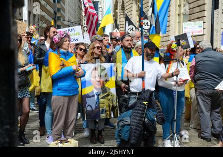 New York, New York, États-Unis. 23rd avril 2022. Des centaines de personnes se rassemblent au Bowling Green Park de New York pour se tenir en solidarité avec l'Ukraine le 23 avril 2022. (Credit image: © Ryan Rahman/Pacific Press via ZUMA Press Wire) Banque D'Images