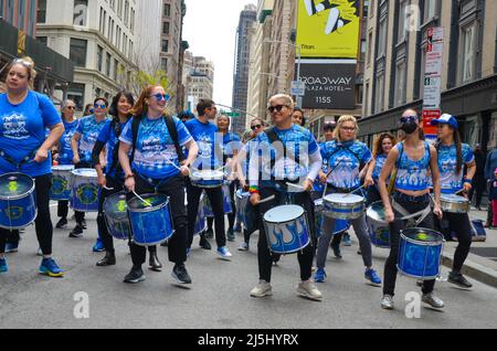 New York, New York, États-Unis. 23rd avril 2022. Groupe de groupes défilant à travers Broadway dans la ville de New York pour célébrer le jour de l'Earthday annuel à New York le 23 avril 2022. (Credit image: © Ryan Rahman/Pacific Press via ZUMA Press Wire) Banque D'Images
