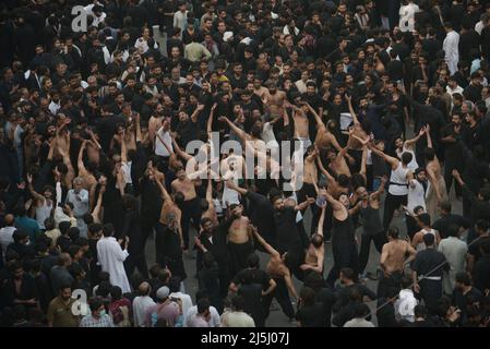 Lahore, Punjab, Pakistan. 23rd avril 2022. Les musulmans chiites pakistanais participent à la procession de deuil pendant le jour du martyre de Hazrat Ali Al-Murtaza (A.S) de la porte de Bhati à Imambargah Karbala Gamay Shah à Lahore. Les musulmans chiites du monde entier sont en deuil à l'occasion de Youm-e-Ali (A.S), le jour du martyre 21st Ramadan. Une procession pour commémorer le meurtre de 7th ans de l'Imam Ali pendant le Saint mois de jeûne du Ramadan al Moubarak. (Credit image: © Rana Sajid Hussain/Pacific Press via ZUMA Press Wire) Banque D'Images