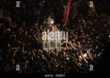 Lahore, Punjab, Pakistan. 23rd avril 2022. Les musulmans chiites pakistanais participent à la procession de deuil pendant le jour du martyre de Hazrat Ali Al-Murtaza (A.S) de la porte de Bhati à Imambargah Karbala Gamay Shah à Lahore. Les musulmans chiites du monde entier sont en deuil à l'occasion de Youm-e-Ali (A.S), le jour du martyre 21st Ramadan. Une procession pour commémorer le meurtre de 7th ans de l'Imam Ali pendant le Saint mois de jeûne du Ramadan al Moubarak. (Credit image: © Rana Sajid Hussain/Pacific Press via ZUMA Press Wire) Banque D'Images