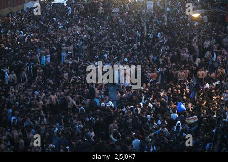 Lahore, Punjab, Pakistan. 23rd avril 2022. Les musulmans chiites pakistanais participent à la procession de deuil pendant le jour du martyre de Hazrat Ali Al-Murtaza (A.S) de la porte de Bhati à Imambargah Karbala Gamay Shah à Lahore. Les musulmans chiites du monde entier sont en deuil à l'occasion de Youm-e-Ali (A.S), le jour du martyre 21st Ramadan. Une procession pour commémorer le meurtre de 7th ans de l'Imam Ali pendant le Saint mois de jeûne du Ramadan al Moubarak. (Credit image: © Rana Sajid Hussain/Pacific Press via ZUMA Press Wire) Banque D'Images