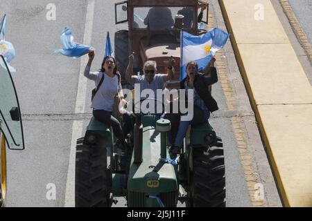 Buenos Aires, Argentine, 23th avril 2022. Les producteurs ruraux autoconvoqués ont marché avec leurs tracteurs vers la Plaza de Mayo pour rejeter la pression fiscale et l'intervention du marché. (Esteban Osorio/Alay Live News) Banque D'Images
