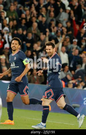 Paris, France. 23rd avril 2022. Lionel Messi (R) de Paris Saint-Germain célèbre son but lors d'un match de football de la Ligue française 1 entre Paris Saint-Germain (PSG) et Lens à Paris, France, le 23 avril 2022. Crédit : RIT Heize/Xinhua/Alay Live News Banque D'Images