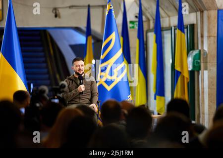 Le président ukrainien Volodymyr Zelensky tient une conférence de presse de deux heures pour les médias internationaux dans une station de métro de Kiev, Ukraine. Banque D'Images