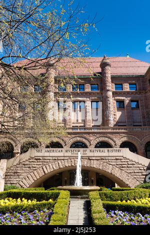 L'entrée de l'ancien château du Musée américain d'Histoire naturelle est majestueuse au printemps, NYC, USA 2022 Banque D'Images