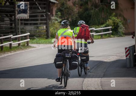 Photo de deux personnes âgées, homme et femme, un couple, faisant une tournée à vélo à Stara Fuzina, dans les alpes slovènes, avec leurs vélos. Tourin à vélo Banque D'Images