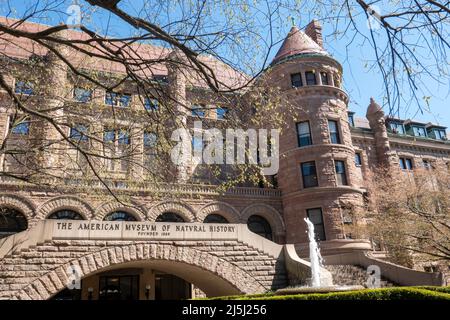 L'entrée de l'ancien château du Musée américain d'Histoire naturelle est majestueuse au printemps, NYC, USA 2022 Banque D'Images