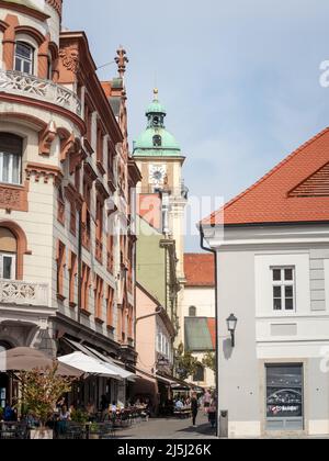 Photo de la cathédrale de Maribor, Slovénie, avec sa tour emblématique. Cathédrale de Maribor, ou mariborska stolnica, dédiée à Saint-Jean-Baptiste, Banque D'Images