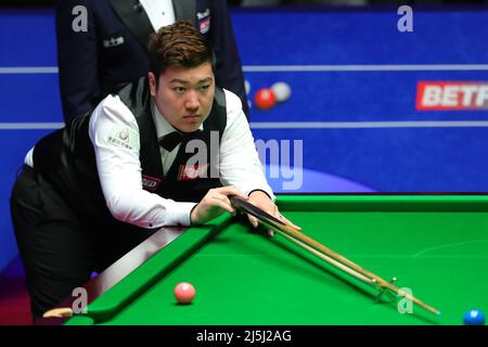 Sheffield, Grande-Bretagne. 23rd avril 2022. Yan Bingtao, de Chine, participe au match de 2nd contre Mark Selby, d'Angleterre, aux Championnats du monde de Snooker de Betfred 2022 à Sheffield, en Grande-Bretagne, le 23 avril 2022. Credit: Zhai Zheng/Xinhua/Alamy Live News Banque D'Images