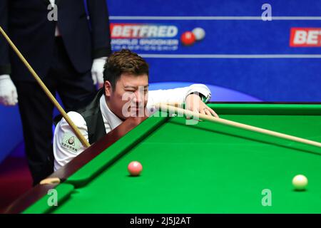 Sheffield, Grande-Bretagne. 23rd avril 2022. Yan Bingtao, de Chine, participe au match de 2nd contre Mark Selby, d'Angleterre, aux Championnats du monde de Snooker de Betfred 2022 à Sheffield, en Grande-Bretagne, le 23 avril 2022. Credit: Zhai Zheng/Xinhua/Alamy Live News Banque D'Images