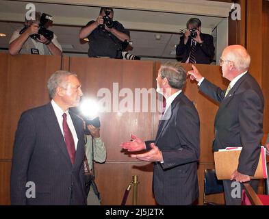 Washington, Vereinigte Staaten. 30th juillet 2001. Le sénateur des États-Unis Patrick Leahy (démocrate du Vermont), président de la Commission judiciaire du Sénat des États-Unis, signale plusieurs photographes encore à Robert S. Mueller, III, directeur désigné du Federal Bureau of Investigation (FBI) avant l'audience de confirmation de ce dernier. LE sénateur AMÉRICAIN Orrin Hatch (républicain de l'Utah), membre du comité de classement, regarde de gauche à droite. Crédit : Ron Sachs/CNP/dpa/Alay Live News Banque D'Images