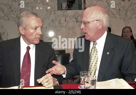 États-Unis sénateur Orrin Hatch (républicain de l'Utah), membre de rang, à gauche, Et le sénateur américain Patrick Leahy (démocrate du Vermont), président de la Commission judiciaire du Sénat américain, à droite, discute des procédures avant l'audition de Robert S. Mueller, III, lors de son audition de confirmation au poste de directeur du Federal Bureau of Investigation (FBI), à Capitol Hill à Washington, DC le 30 juillet 2001. Si elle est confirmée, Mueller succédera à Louis J. Freeh. Crédit : Ron Sachs/CNP Banque D'Images