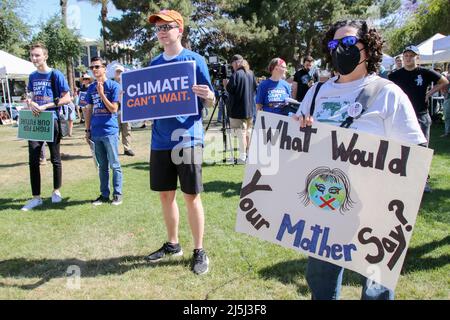 Phoenix, États-Unis. 23rd avril 2022. Le 23 avril 2022, des personnes participant à la lutte pour notre futur rassemblement Arizona pour le climat, les soins, la justice et l'emploi ont des signes pour le climat au bâtiment du Capitole de l'État de l'Arizona à Phoenix, Arizona, États-Unis. Cet événement s'inscrivait dans le cadre d'une mobilisation nationale visant à faire pression sur les élus pour qu'ils s'audacieux sur le climat et qu'ils investissent dans les énergies propres. (Photo par: Alexandra Buxbaum/Sipa USA) crédit: SIPA USA/Alay Live News Banque D'Images