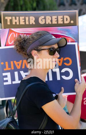 Phoenix, États-Unis. 23rd avril 2022. Le 23 avril 2022, des personnes participant à la lutte pour notre futur rassemblement Arizona pour le climat, les soins, la justice et l'emploi ont des signes pour le climat au bâtiment du Capitole de l'État de l'Arizona à Phoenix, Arizona, États-Unis. Cet événement s'inscrivait dans le cadre d'une mobilisation nationale visant à faire pression sur les élus pour qu'ils s'audacieux sur le climat et qu'ils investissent dans les énergies propres. (Photo par: Alexandra Buxbaum/Sipa USA) crédit: SIPA USA/Alay Live News Banque D'Images