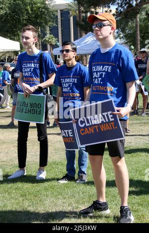 Phoenix, États-Unis. 23rd avril 2022. Le 23 avril 2022, des personnes participant à la lutte pour notre futur rassemblement Arizona pour le climat, les soins, la justice et l'emploi ont des signes pour le climat au bâtiment du Capitole de l'État de l'Arizona à Phoenix, Arizona, États-Unis. Cet événement s'inscrivait dans le cadre d'une mobilisation nationale visant à faire pression sur les élus pour qu'ils s'audacieux sur le climat et qu'ils investissent dans les énergies propres. (Photo par: Alexandra Buxbaum/Sipa USA) crédit: SIPA USA/Alay Live News Banque D'Images