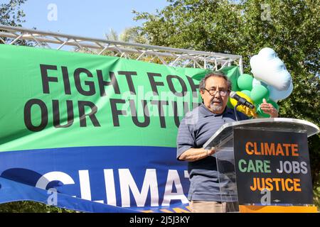 Phoenix, États-Unis. 23rd avril 2022. Le congressiste Raul Grijalva a été l'un des intervenants à l'occasion du rassemblement de combat pour notre futur rassemblement de l'Arizona pour le climat, les soins, la justice et les emplois, qui s'est tenu au bâtiment du Capitole de l'État de l'Arizona à Phoenix, en Arizona, aux États-Unis, le 23 avril 2022. Cet événement s'inscrivait dans le cadre d'une mobilisation nationale visant à faire pression sur les élus pour qu'ils s'audacieux sur le climat et qu'ils investissent dans les énergies propres. (Photo par: Alexandra Buxbaum/Sipa USA) crédit: SIPA USA/Alay Live News Banque D'Images