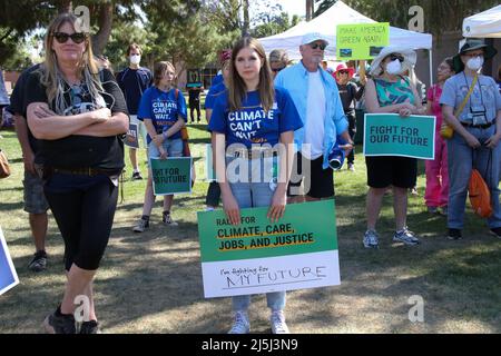 Phoenix, États-Unis. 23rd avril 2022. Le 23 avril 2022, des personnes participant à la lutte pour notre futur rassemblement Arizona pour le climat, les soins, la justice et l'emploi ont des signes pour le climat au bâtiment du Capitole de l'État de l'Arizona à Phoenix, Arizona, États-Unis. Cet événement s'inscrivait dans le cadre d'une mobilisation nationale visant à faire pression sur les élus pour qu'ils s'audacieux sur le climat et qu'ils investissent dans les énergies propres. (Photo par: Alexandra Buxbaum/Sipa USA) crédit: SIPA USA/Alay Live News Banque D'Images